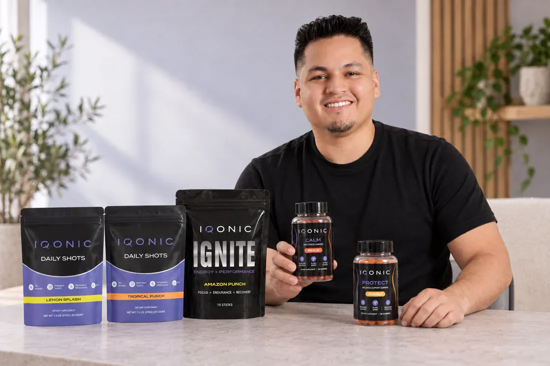 Diego Sovero junto a los productos Daily Shots, Ignite, Calm y Protect de IQONIC